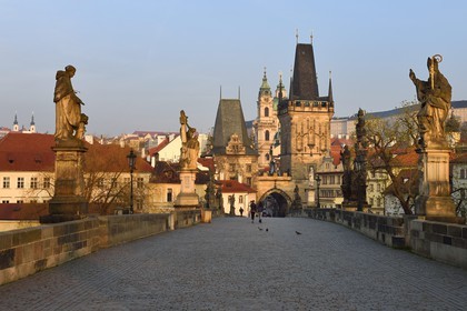 République Tchèque, Prague, centre historique classé Patrimoine Mondial de l' UNESCO, le pont Charles (Karluv Most ou Karlov Most), la tour gothique à l'entrée du pont du côté du quartier de Mala Strana et l'église Saint Nicolas (Sv. Mikulase)
