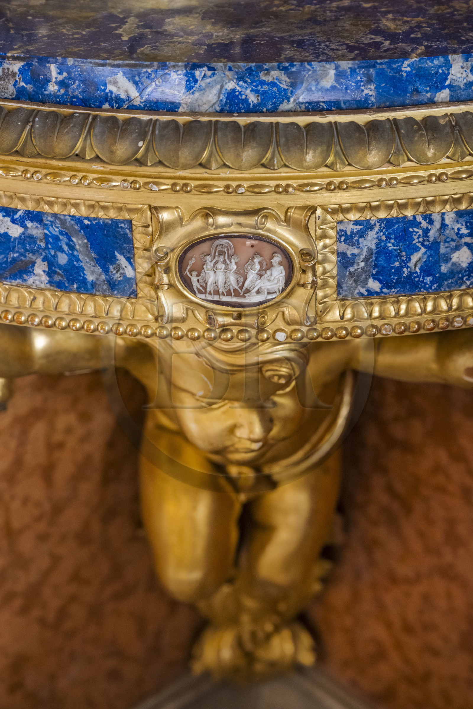 Italie, Ligurie, Gênes, palais des Rolli classés Patrimoine Mondial de l'UNESCO, le palazzo Interiano Pallavicino construit en 1567, meuble d'angle avec dessus en lapis-lazuli