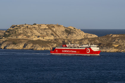 France, Bouches-du-Rhône (13), Marseille, Parc National des Calanques, Archipel des Iles du Frioul, Ile Ratonneau, ruines de l'hopital Caroline, arrivée d'un ferry de Corsica Linea au petit matin