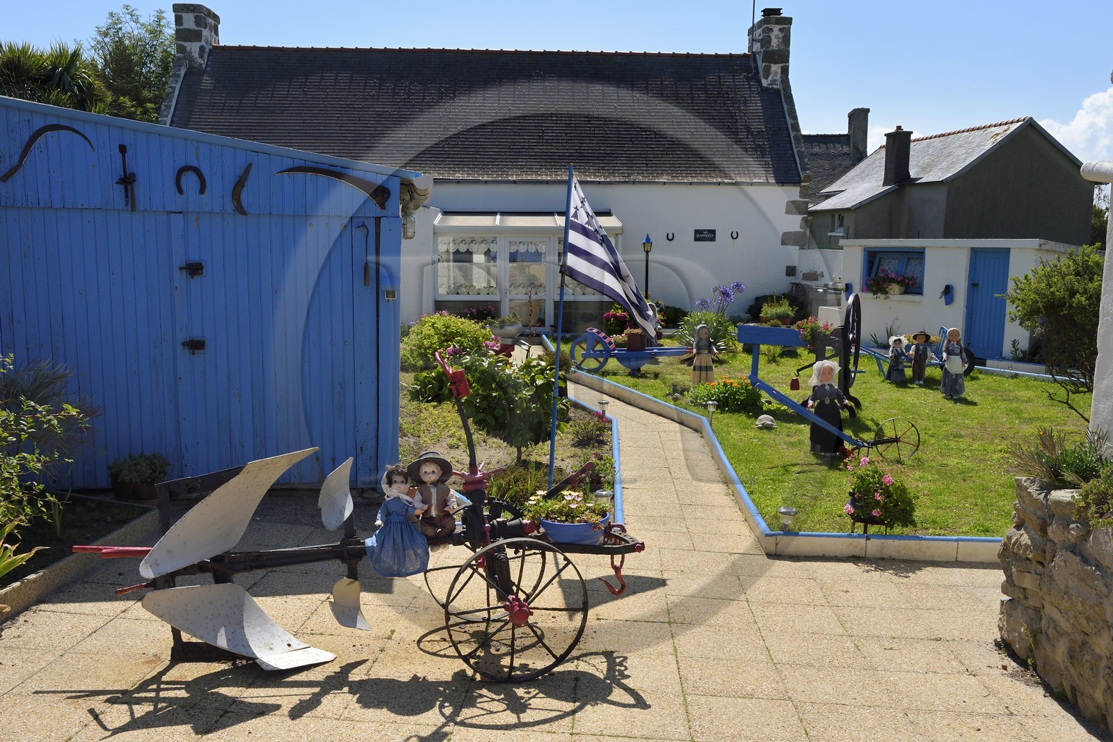 France, Finistère (29), Ile-de-Batz, Porz Kernok, poupées de jardin