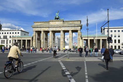 Allemagne, Berlin, Porte de Brandebourg sur l'avenue Under den Linden