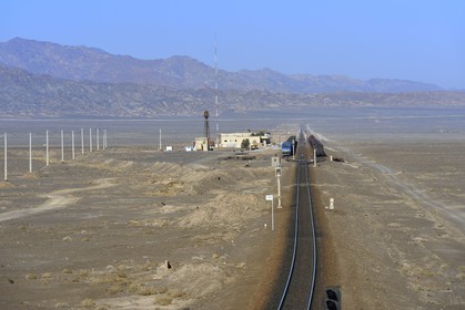 Iran, Province de Yazd, désert du Dasht-e Kavir, région d'Ardakan, voie de chemin de fer reliant le nord et le sud du pays