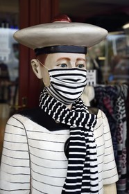 France, Calvados (14), Pays d'Auge, Honfleur, boutique Saint-James, mannequin portant un masque assorti au pull marin