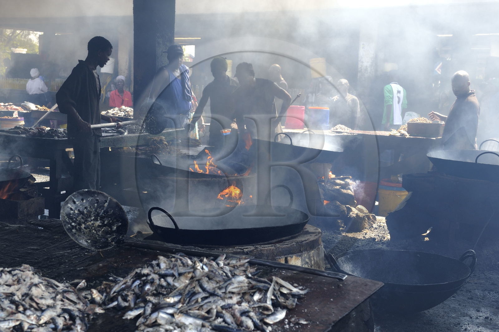 Tanzanie, Dar es-Salaam, marché aux poissons de Kivukoni, on fait frire les poissons dans des vasques métalliques abondamment remplies d'huile avant de le revendre à travers la ville