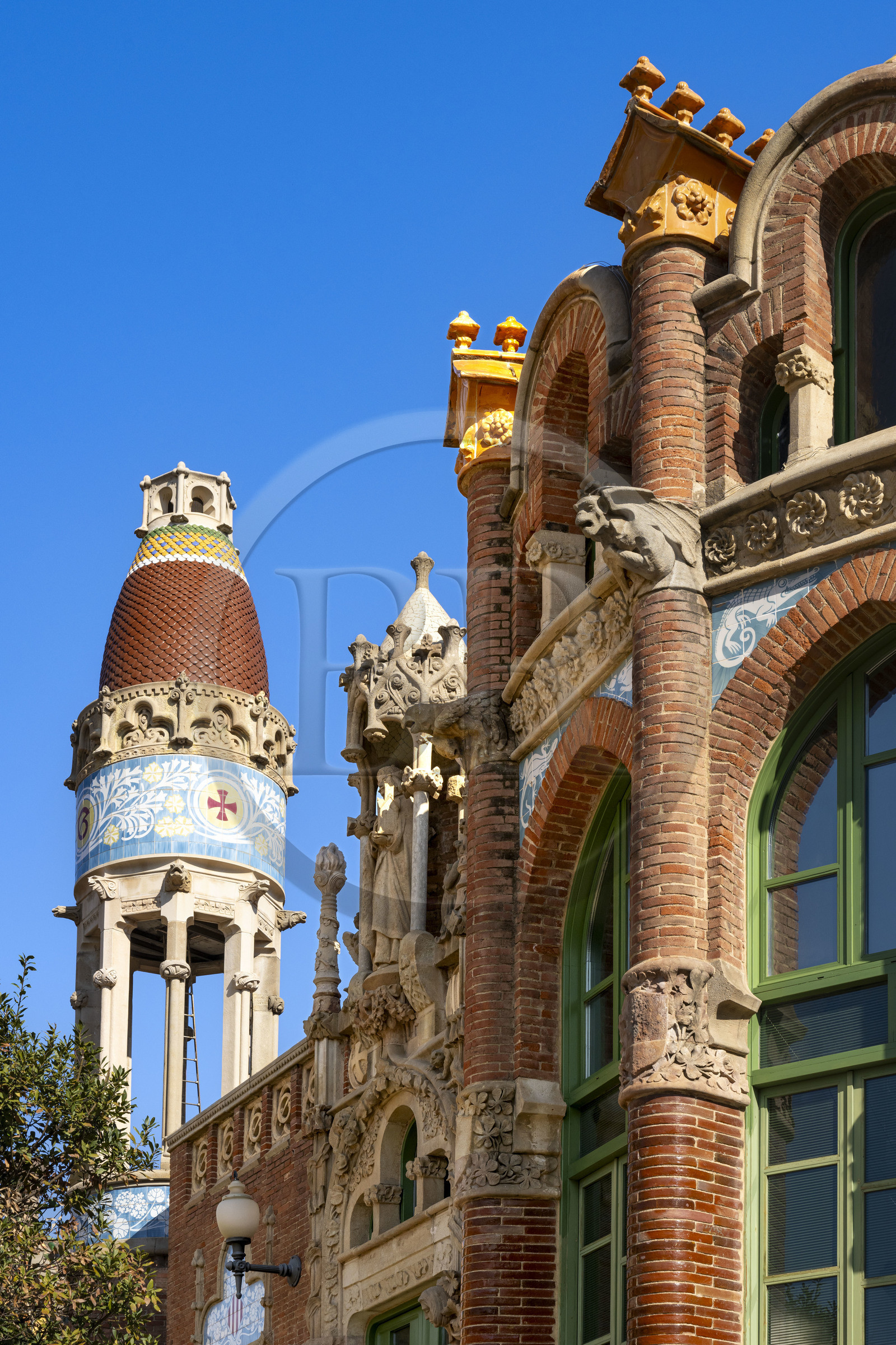 Espagne, Catalogne, Barcelone, quartier d'El Guinardo, ancien Hospital de la Santa Creu i de Sant Pau classé Patrimoine Mondial de l'UNESCO, de style moderniste par l'architecte Domenech i Montaner, aujourd'hui un musée et un centre culturel,