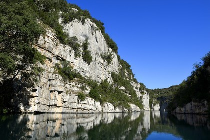 Var (83) rive gauche et Alpes-de-Haute-Provence (04) rive droite, Parc Naturel Régional du Verdon, Basses Gorges du Verdon en aval du lac de Sainte Croix, gorges de Baudinard