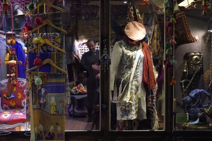 Iran, Isfahan Province, Isfahan, New Julfa Armenian district (Nor Djoura), trendy boutique