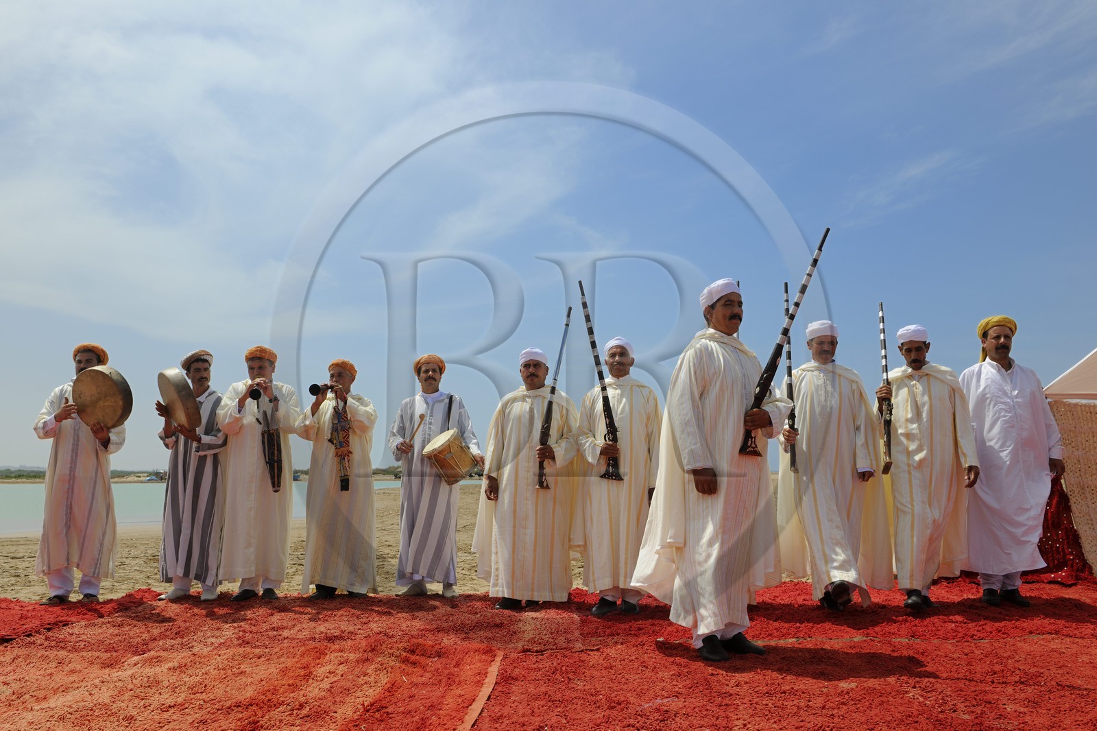 Maroc, région de l'Oriental, danse et musique traditionnelle la Reggada sur une plage