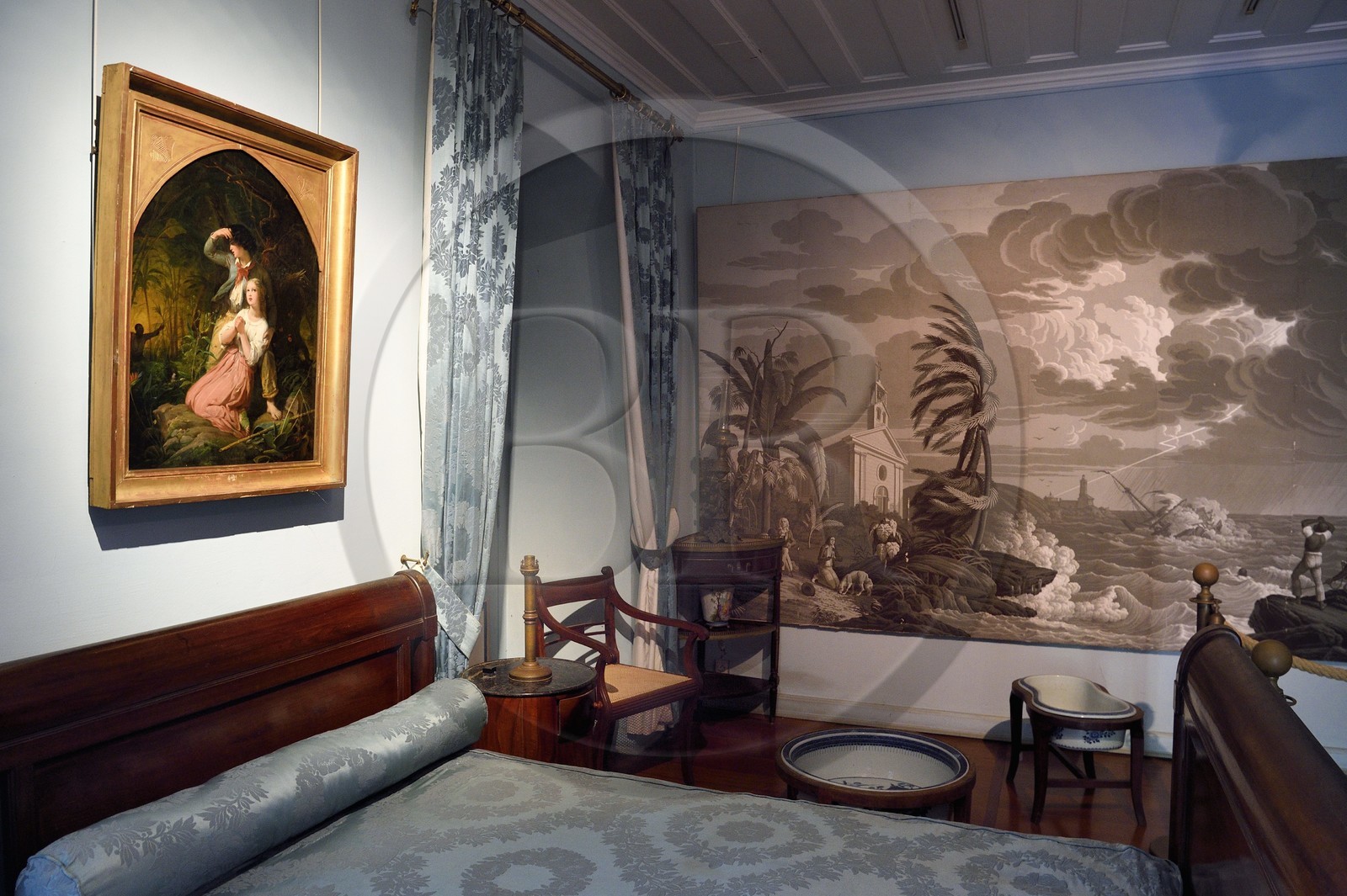 France, Ile de la Reunion, Saint-Gilles-les-Hauts, Musée de Villèle dans le domaine Panon-Desbassyns, ancienne propriété coloniale au cœur d'une grande plantation de canne à sucre qui faisait travailler un peu plus de 400 esclaves, la chambre à coucher dans la maison de maitre