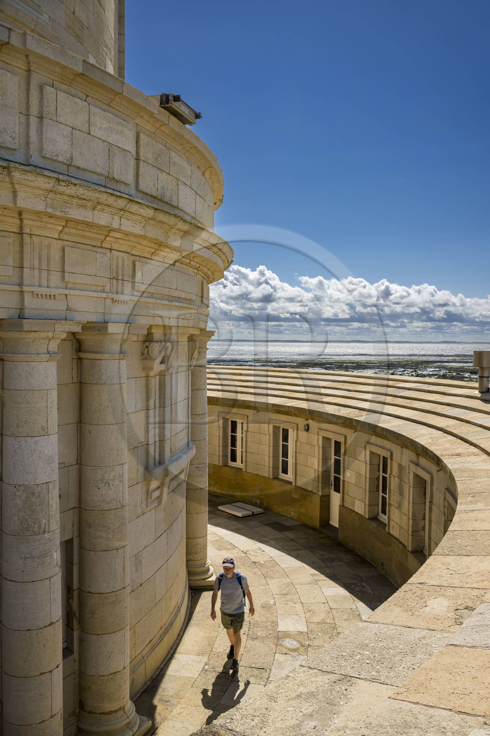France, Gironde (33), le Verdon-sur-Mer, phare de Cordouan, classé Patrimoine Mondial de l'UNESCO, le couronnement autour de la tour du phare qui abrite les locaux de vie