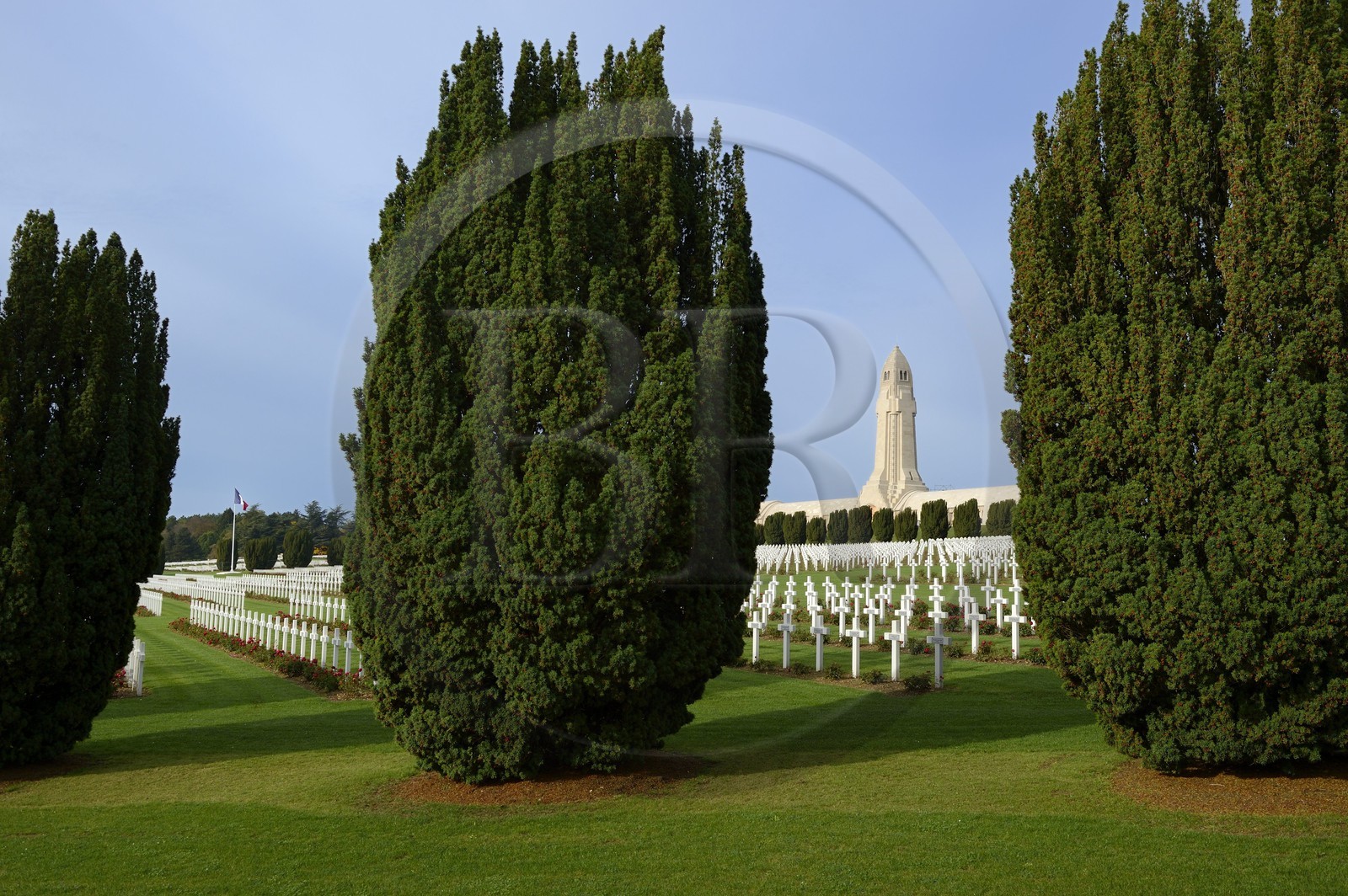 France, Meuse (55), Douaumont, bataille de Verdun, ossuaire de Douaumont, tombes de soldats alignées devant la tour surplombant la nécropole nationale