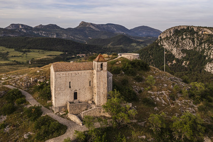 France, Var (83), Dracénie, Comps-sur-Artuby, la chapelle Saint André (XIIème siècle) aussi appelée chapelle des Templiers, construite au XIIème siècle par les Hospitaliers de l'ordre de Saint-Jean de Jérusalem en arrière plan (vue aérienne)