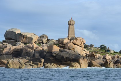 France, Côtes-d'Armor (22), Côte de Granit Rose, Perros-Guirec, Ploumanac'h, la pointe de Squewel et le phare de Mean Ruz