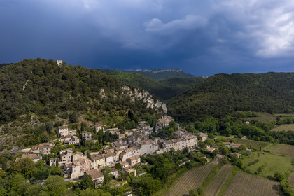France, Vaucluse (84), Dentelles de Montmirail, le village médiéval de Séguret, labellisé Les Plus Beaux Villages de France, un jour d'orage et la crête de Saint-Amand vue du Sud en arrière plan (vue aérienne)