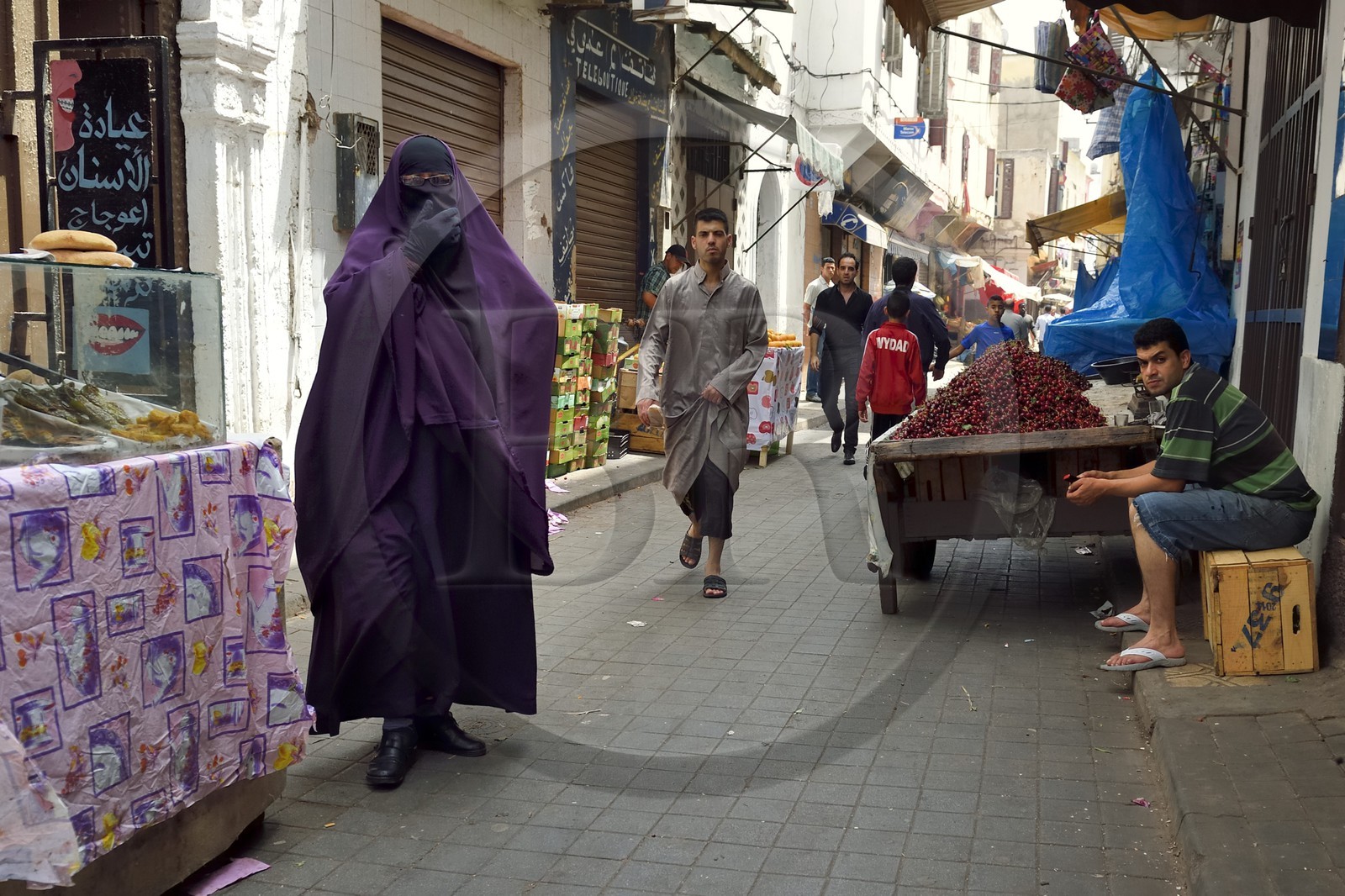 Maroc, Casablanca, ancienne Medina, femme en burka