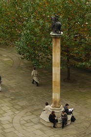 Royaume-Uni, Angleterre, Londres, statue équestre de deux Templiers sur un cheval devant Temple Church