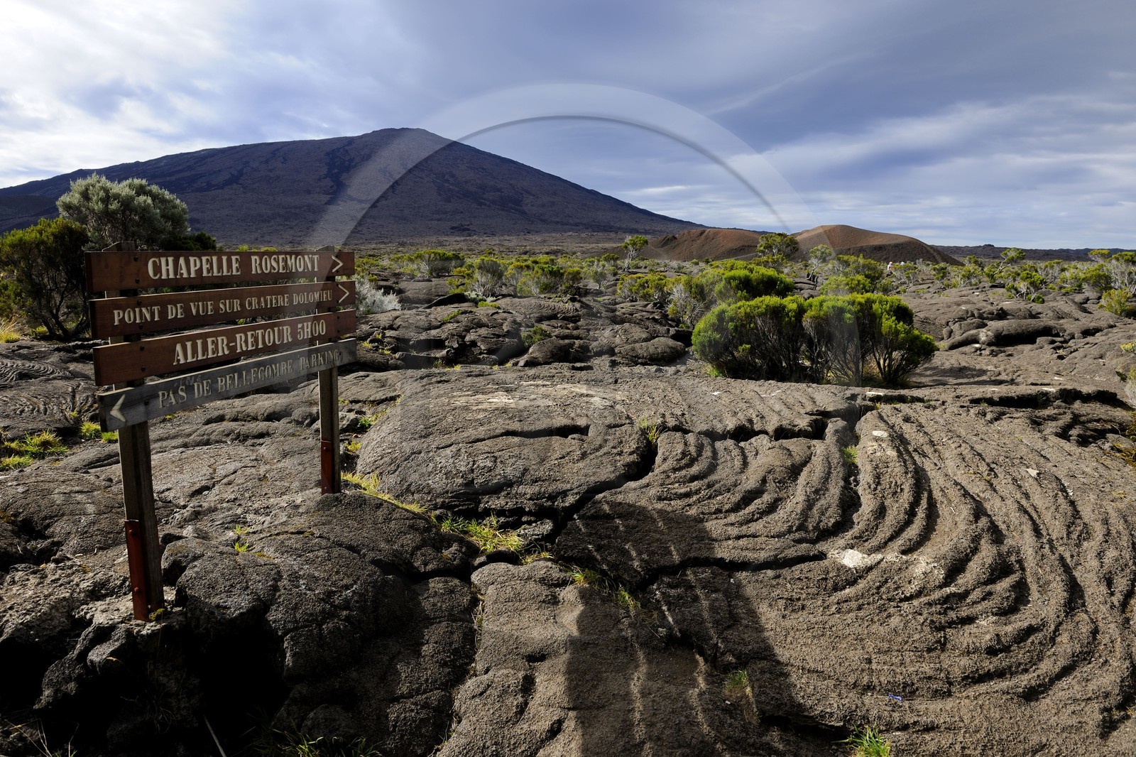 France, île de la Réunion, volcan du Piton de la Fournaise, classé Patrimoine Mondial de l'UNESCO, le cratère Formica Léo au premier plan et le cratère Dolomieu dans l'Enclos