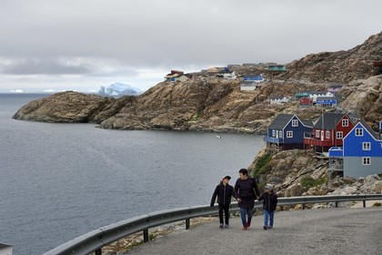 Groenland, cote ouest, baie de Baffin, la ville de Uummannaq accrochée à la roche et icebergs en arrière plan