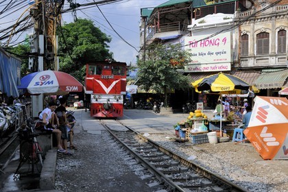 Vietnam, Hanoï, le train passe au coeur de la vieille ville au milieu des habitations et des étales
