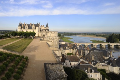 France, Indre et Loire (37), Vallée de la Loire classée Patrimoine mondial de l'UNESCO, château d'Amboise, le logis du Roi et la Tour des Minimes ou Cavalière surplombant la Loire