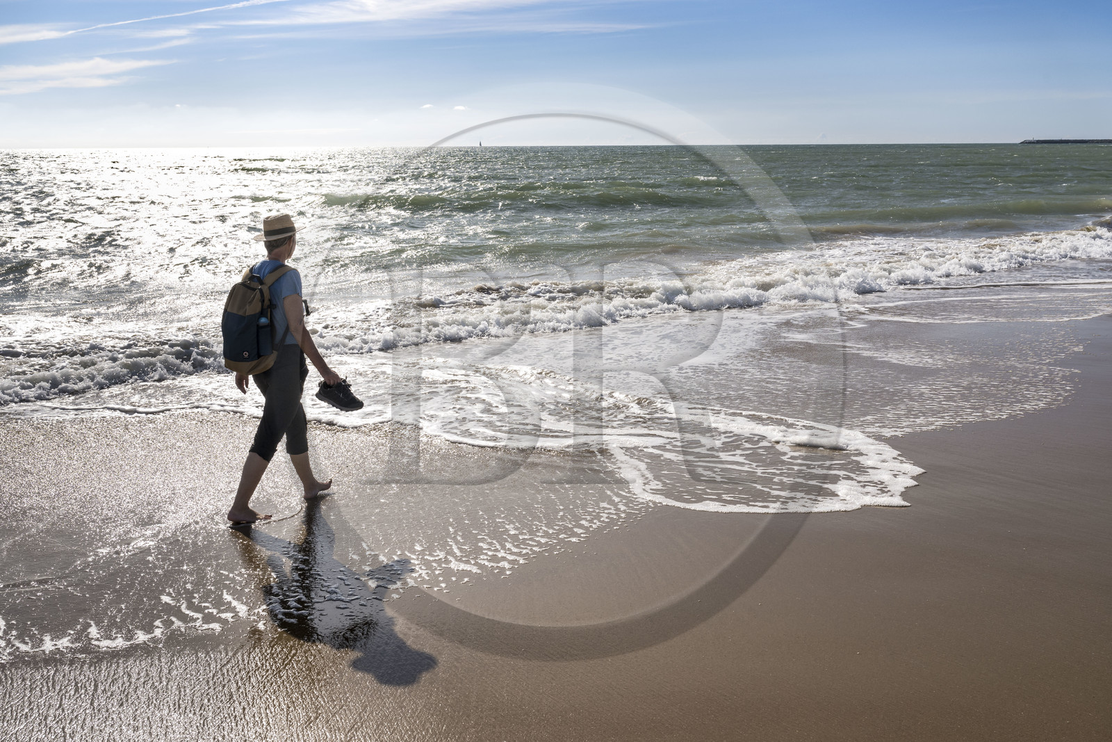 France, Vendée (85), Talmont-Saint-Hilaire, la Pointe du Payré, randonneur sur la plage du Veillon