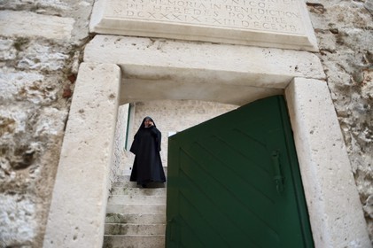 Croatie, Dalmatie, côte dalmate, Sibenik, Couvent Sainte-Lucie (samostan sv. Luce), nonne au téléphone venant à la porte principale, soeur Fortunata