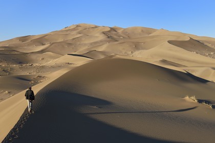 Iran, Yazd province, Dasht-e Kavir desert, Moghestan, hiking in the dune system which highest dune reaches 200 meters