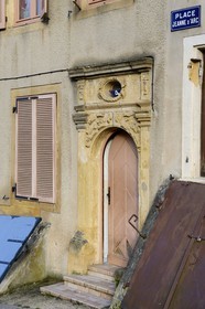 France, Moselle (57), vallée de la Moselle, Sierck-les-Bains, maison Kettenhofer (1602) dont le linteau porte les attributs de la profession de boucher