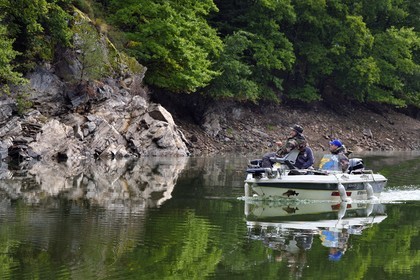 France, Cantal (15), Gorges de la Truyère, Chaliers, pêcheurs à la ligne sur la rivière Truyère en amont du viaduc de Garabit