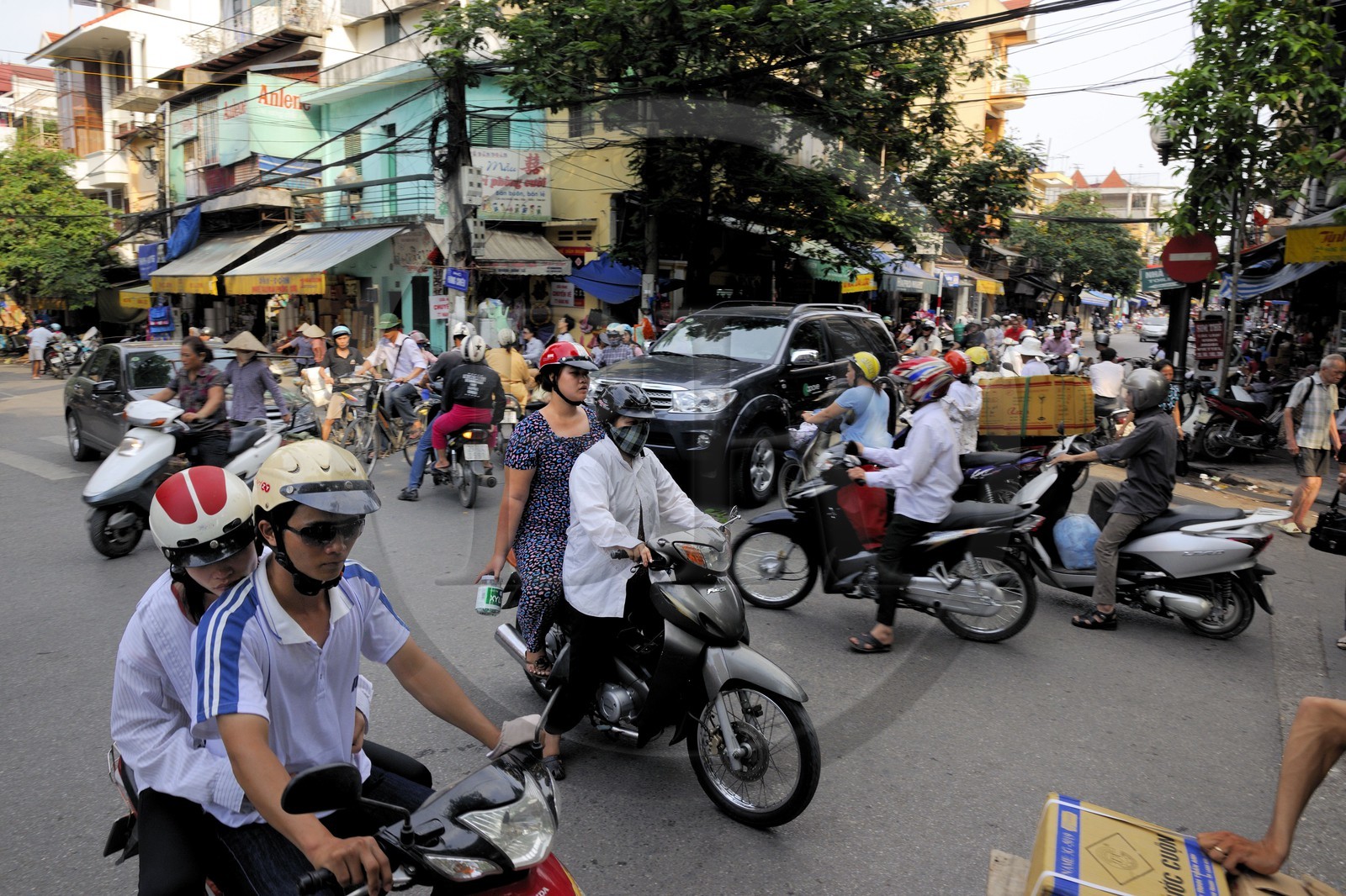 Vietnam, Hanoï, circulation en moto dans la vieille ville