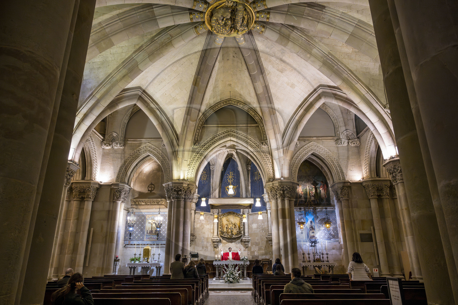Espagne, Catalogne, Barcelone, quartier de l'Eixample, basilique de la Sagrada Familia de l'architecte du modernisme catalan Antoni Gaudi classée Patrimoine Mondial de l'UNESCO, la crypte du temple de style néo-gothique sert d’église paroissiale, le prêtre Joby Sebastian Kappiparambil célèbre la messe Espagne, Catalogne, Barcelone, quartier de l'Eixample, basilique de la Sagrada Familia de l'architecte du modernisme catalan Antoni Gaudi classée Patrimoine Mondial de l'UNESCO, la crypte du temple de style néo-gothique sert d’église paroissiale, le prêtre Joby Sebastian Kappiparambil célèbre la messe