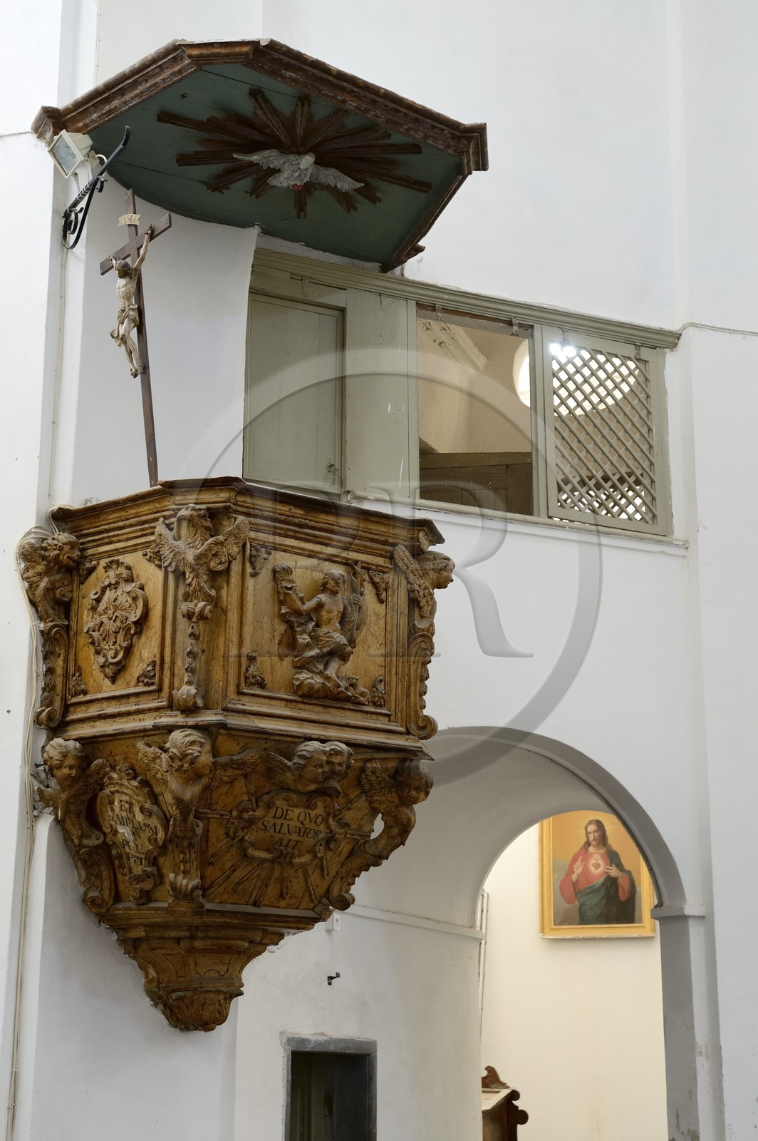 France, Haute-Corse (2B), Calvi, la citadelle, la cathédrale Saint-Jean-Baptiste, chaire en bois ciselé et loggies placés dans les piliers