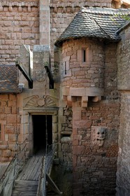 France, Bas-Rhin (67), le château du Haut-Koenigsbourg, porte avec linteau orné d'une coquille menant du logis ouest au jardin supérieur