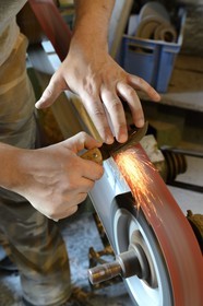 France, Corse-du-Sud (2A), Alta Rocca, village de Levie, Atelier du Lotus où les couteaux traditionnels sont encore forgés à la main