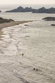 France, Côtes-d'Armor (22), Côte de Granit Rose, Trégastel, plage de la Grève Blanche, pratique de la marche aquatique longe-côte
