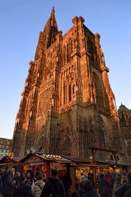 France, Bas-Rhin (67), Strasbourg, centre historique classé Patrimoine Mondial de l'UNESCO, place de la Cathédrale, marché de Noël (Christkindelsmarik) au pied de la Cathédrale Notre Dame