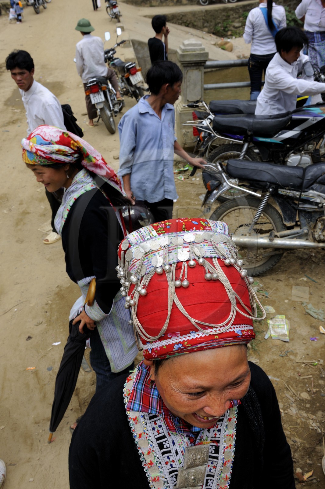 Vietnam, province de Lao Cai, région Nord-Ouest de Sapa, le marché multi-éthnique de Muong Hum, femme de la minorité des Dzao rouge