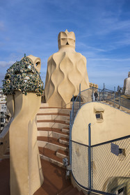 Espagne, Catalogne, Barcelone, quartier de l'Eixample, Passeig de Gracia, Pedrera ou Casa Mila (1905-1910) de l'architecte du modernisme catalan Antoni Gaudi, site classé au Patrimoine Mondial de l'UNESCO, cheminées et tours d'aération sur le toit terrasse de l'immeuble