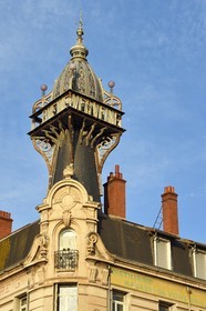 France, Haute-Loire (43), Le Puy-en-Velay, établissement originel de la société de la Verveine du Velay construit par l'architecte Proy en 1906, tourelle surmontée d'un dôme garni de vitraux créés par Charles Borie
