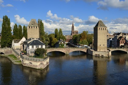 France, Bas Rhin (67), Strasbourg, vieille ville classée au Patrimoine Mondial de l'UNESCO, quartier de la Petite France, les Ponts Couverts et la cathédrale Notre Dame en arrière plan