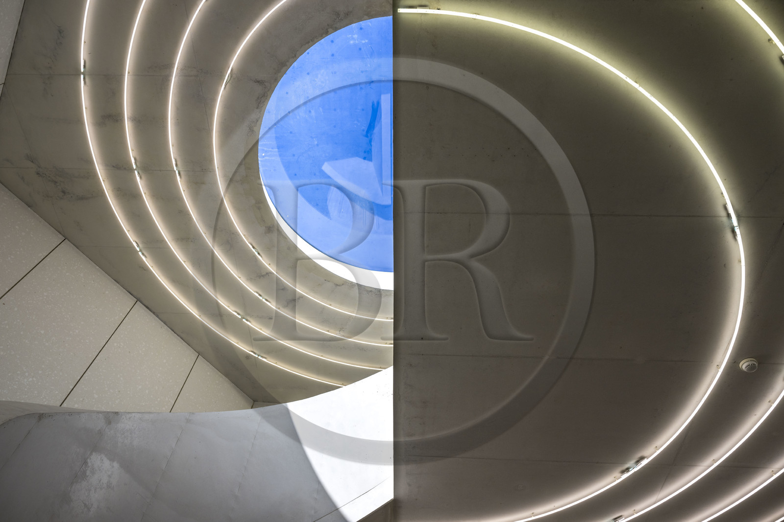 France, Vaucluse (84), Avignon, Collection Lambert, Musée d'Art Contemporain, l’atrium avec son escalier minimaliste et l’oculus zénithal de grande dimension a été créé pour articuler les deux hôtels particuliers du XVIIIe siècle par les architectes Berger&Berger