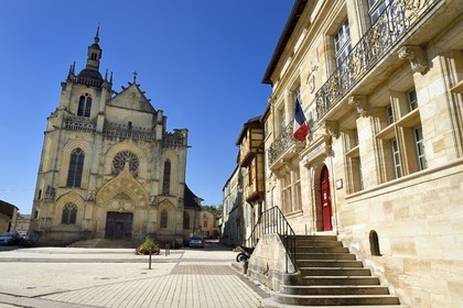 France, Meuse, Bar le Duc, the Upper town, the Saint-Pierre square, Saint Etienne Church and the 16th century Florainville mansion is occupied today by the courthouse