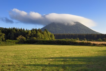 France, Puy-de-Dôme (63), Parc Naturel Régional des Volcans d'Auvergne, Chaine des Puys classée Patrimoine Mondial de l’UNESCO, le volcan Puy de Dôme dont le sommet est dans les nuages