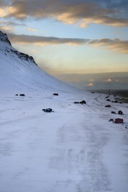 Norvège, Svalbard, Spitzberg, Longyearbyen, montagne bordant l'Isfjord sous un vent fort (vue aérienne)