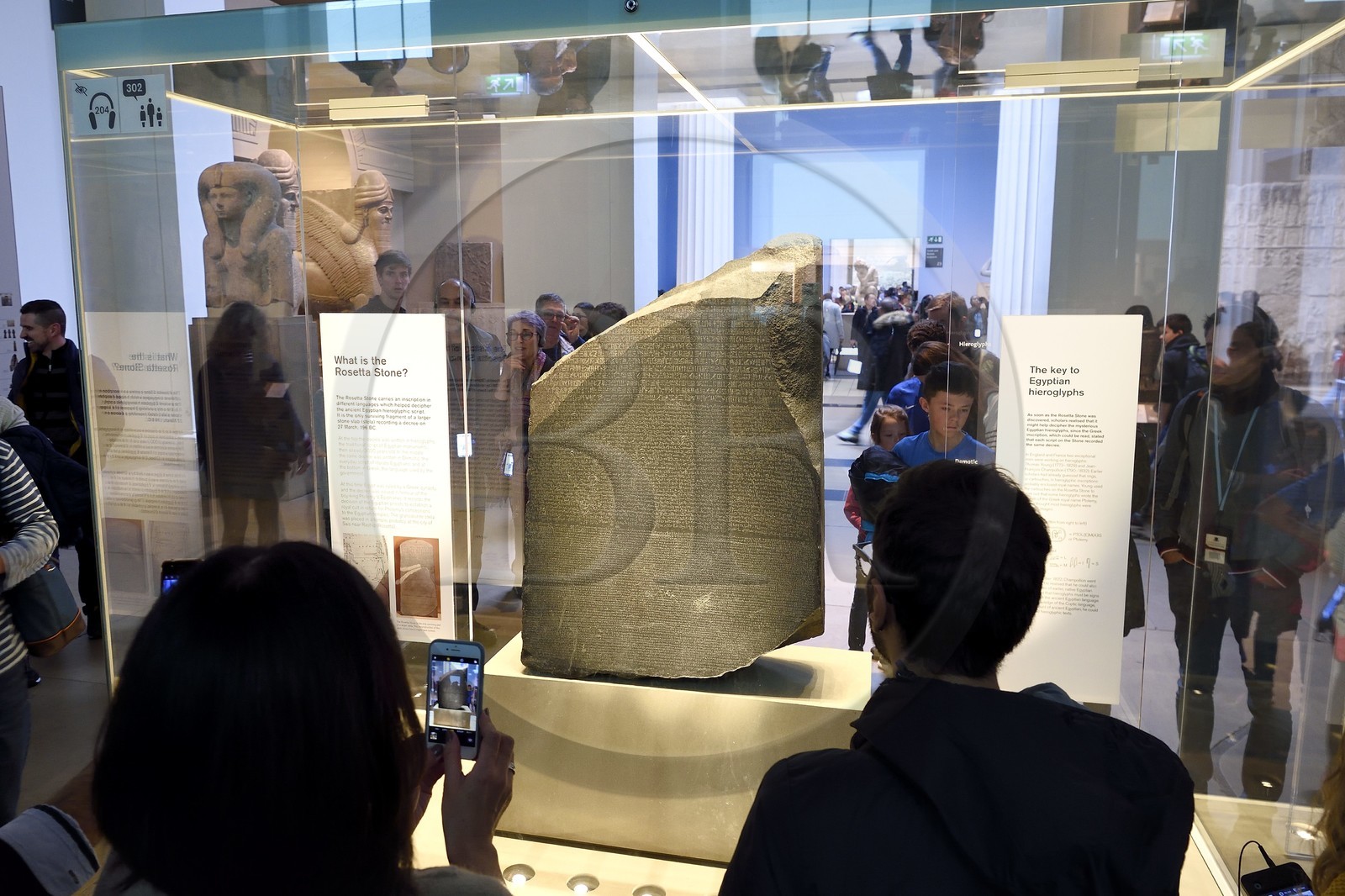 Royaume-Uni, Londres, quartier de Bloomsbury, le British Museum, Egypte ancienne, la Pierre de Rosette, fragment de stèle gravée de l'Égypte antique portant trois versions (hiéroglyphes, égyptien démotique et alphabet grec) d'un même texte qui a permis le déchiffrement des hiéroglyphes au XIXème siècle par Jean-François Champollion