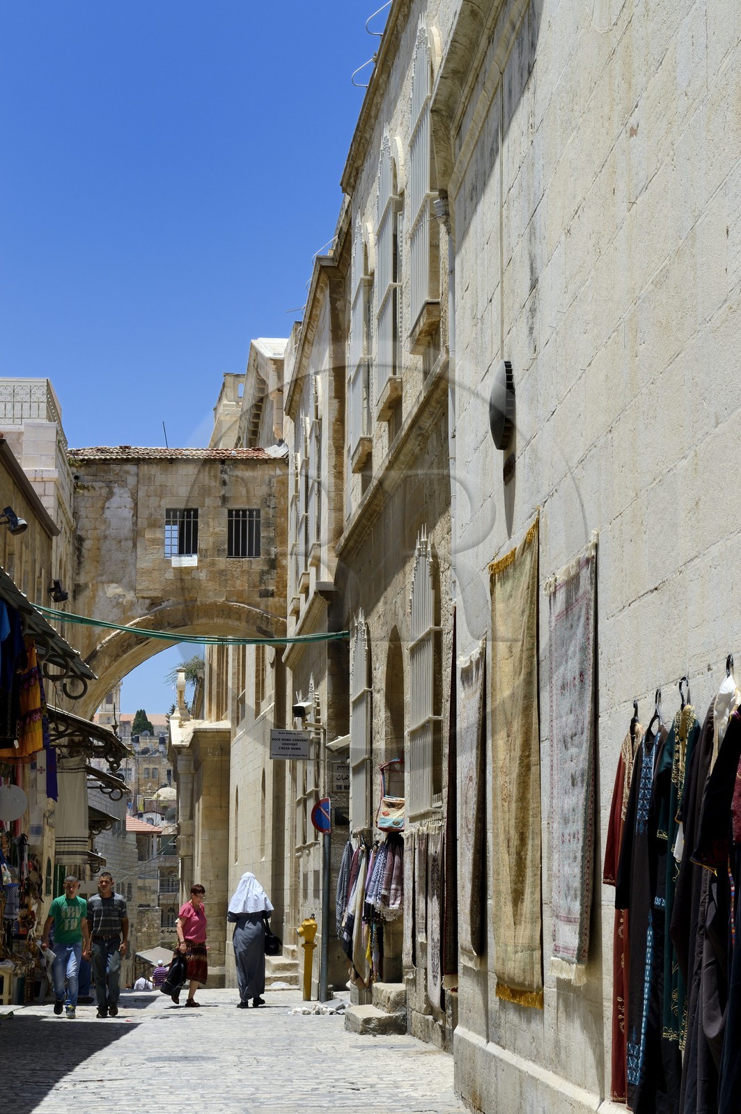 Israel, Jérusalem, ville sainte, vieille-ville classée Patrimoine Mondial de l'UNESCO, la Via Dolorosa (Chemin de Croix) dans le quartier musulman, arc de l'Ecce Homo qui est un ancien arc de triomphe romain