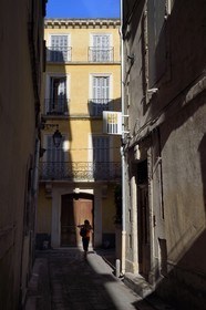 France, Bouches-du-Rhône (13), Arles, rue du forum dans la vieille ville
