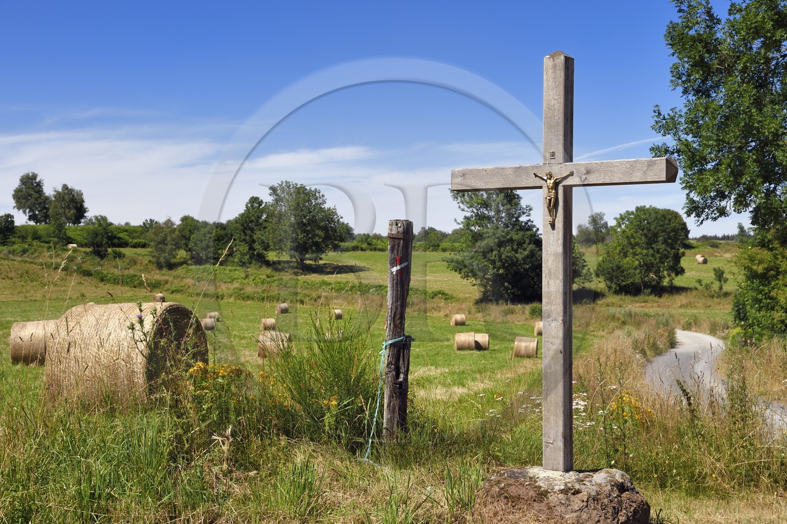 France, Puy-de-Dôme (63), Saint-Ours-les-Roches, hameau de Beauregard, calvaire en bordure de champ France, Puy-de-Dôme (63), Saint-Ours-les-Roches, hameau de Beauregard, calvaire en bordure de champ