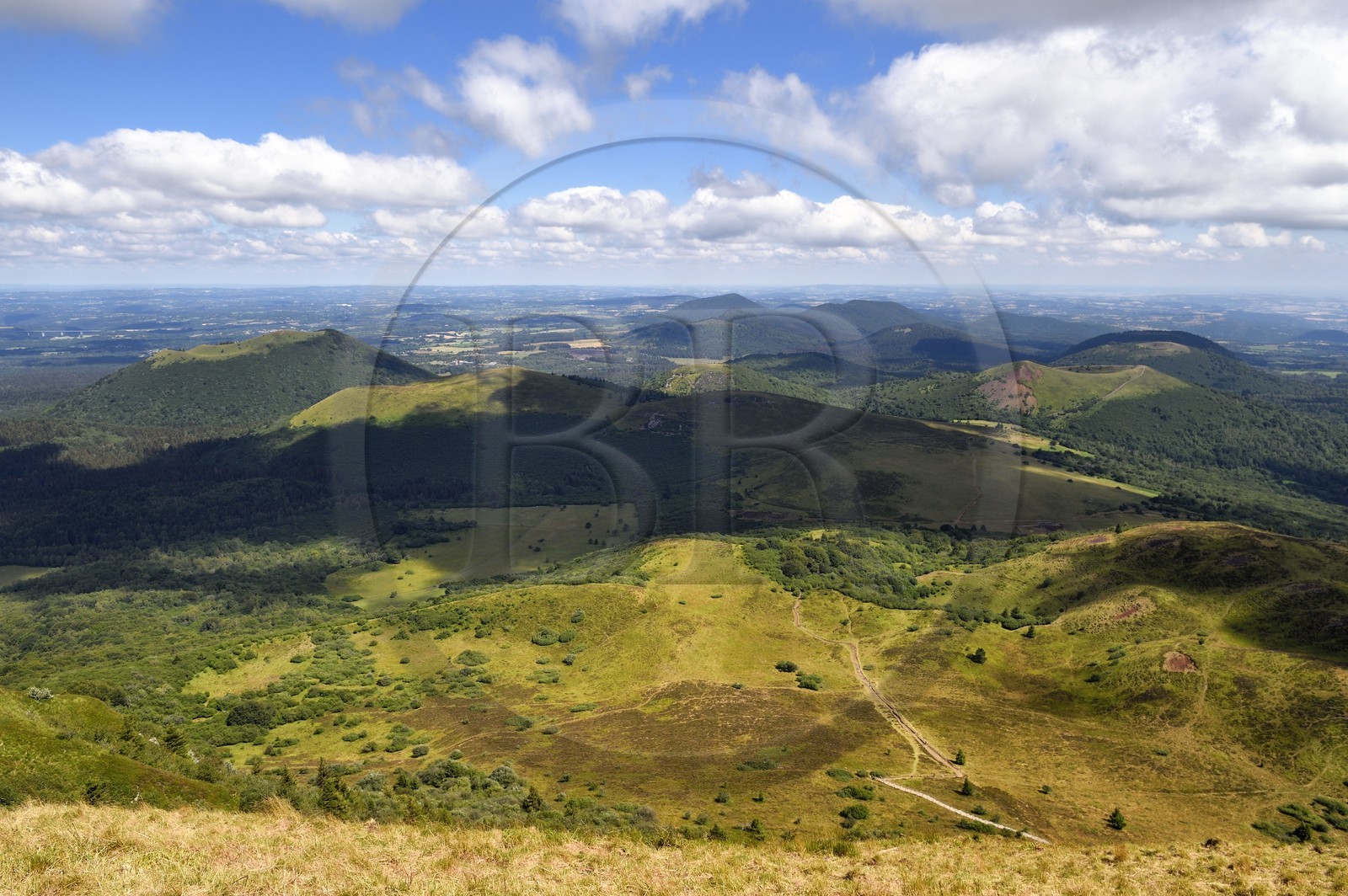 France, Puy-de-Dôme (63), Parc Naturel Régional des Volcans d'Auvergne, la partie Nord de la Chaine des Puys classée Patrimoine Mondial de l’UNESCO, le sentier menant au Traversin et au cratère du Puy Pariou sur la droite, en arrière plan sur la gauche le Puy de Côme