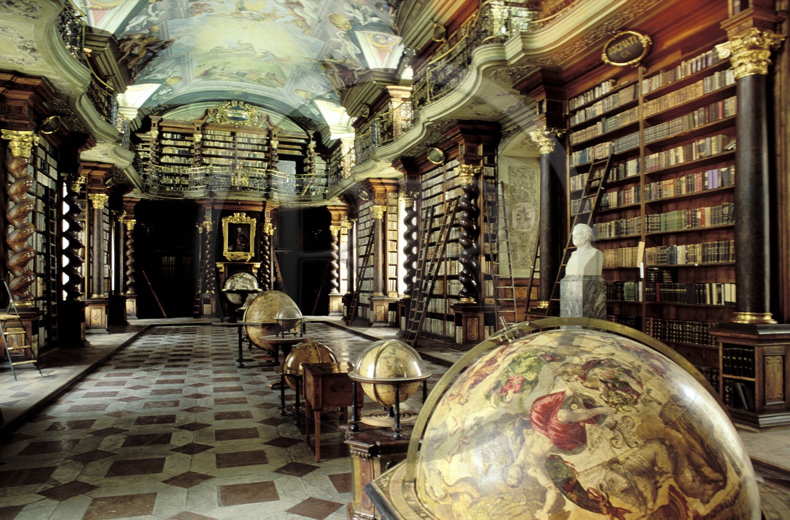 République Tchèque, Prague, le Clementinum, bibliothèque décorée de fresques et ses célèbres globes